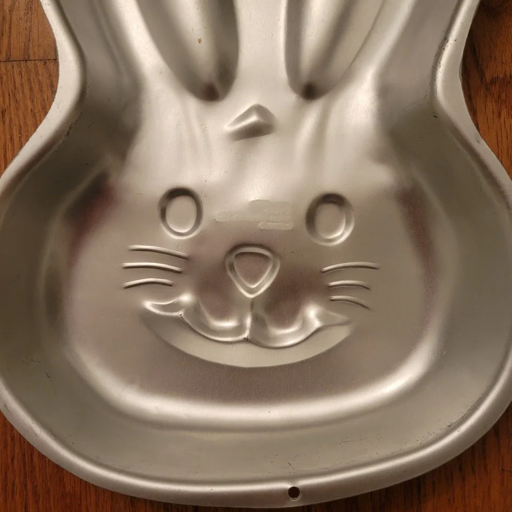 Wilton 2003 Aluminum Easter Bunny Cake Pan Baking Mold Holiday Rabbit‎